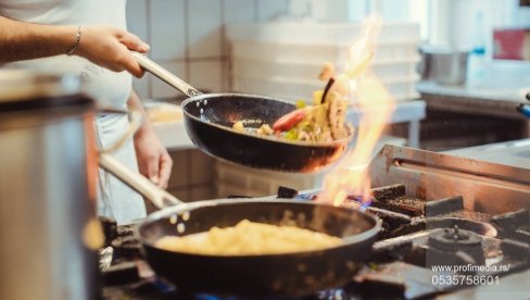 ŠEF ZABRANIO PINCETE U SVOM RESTORANU: Vraća se temeljnom gestu kuvanja ŠEF ZABRANIO PINCETE U SVOM RESTORANU: Vraća se temeljnom gestu kuvanja
