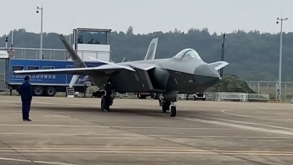 КИНЕСКИ Ј-20 ПОСТАЈЕ УБИЦА Ф-35 И Ф-22: Нови радар види 3 пута даље захваљујући тајном чипу! (ВИДЕО) КИНЕСКИ Ј-20 ПОСТАЈЕ УБИЦА Ф-35 И Ф-22: Нови радар види 3 пута даље захваљујући тајном чипу! (ВИДЕО)