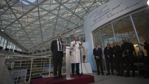 PAPA FRANJI OTKAZAO BUBREG Vatikan: Sveti otac je i dalje u kritičnom stanju PAPA FRANJI OTKAZAO BUBREG Vatikan: Sveti otac je i dalje u kritičnom stanju
