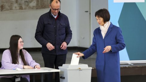OVO JE SUPRUGA NOVOG KANCELARA NEMAČKE: U braku 44 godina, a o njoj se jako malo zna OVO JE SUPRUGA NOVOG KANCELARA NEMAČKE: U braku 44 godina, a o njoj se jako malo zna