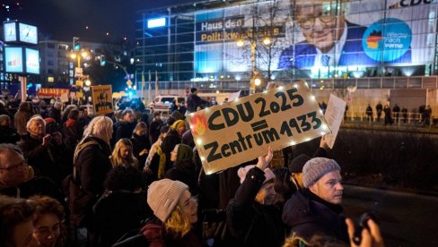 ČLANOVI ANTIFE POKUŠALI DA UPADNU U ŠTAB AfD: Dramatične scene u Nemačkoj ČLANOVI ANTIFE POKUŠALI DA UPADNU U ŠTAB AfD: Dramatične scene u Nemačkoj