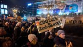 ČLANOVI ANTIFE POKUŠALI DA UPADNU U ŠTAB AfD: Dramatične scene u Nemačkoj ČLANOVI ANTIFE POKUŠALI DA UPADNU U ŠTAB AfD: Dramatične scene u Nemačkoj