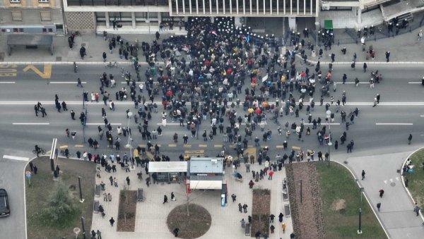 ИЗАБРАЛИ СУ НАСИЉЕ! Раскринкана опозиција у Новом Саду - Могли су да уђу у Скупштину, одабрали да дивљају и руше (ФОТО/ВИДЕО) ИЗАБРАЛИ СУ НАСИЉЕ! Раскринкана опозиција у Новом Саду - Могли су да уђу у Скупштину, одабрали да дивљају и руше (ФОТО/ВИДЕО)