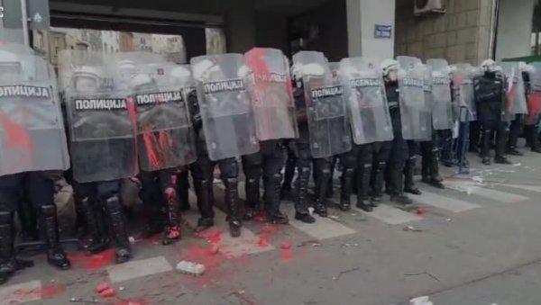 ЈЕЗИВ НАПАД НА ПОЛИЦИЈУ У НОВОМ САДУ: Демонстранати на престају да дивљају (ВИДЕО) ЈЕЗИВ НАПАД НА ПОЛИЦИЈУ У НОВОМ САДУ: Демонстранати на престају да дивљају (ВИДЕО)