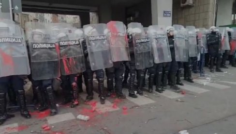 JEZIV NAPAD NA POLICIJU U NOVOM SADU: Demonstranati na prestaju da divljaju (VIDEO) JEZIV NAPAD NA POLICIJU U NOVOM SADU: Demonstranati na prestaju da divljaju (VIDEO)