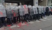 JEZIV NAPAD NA POLICIJU U NOVOM SADU: Demonstranati na prestaju da divljaju (VIDEO) JEZIV NAPAD NA POLICIJU U NOVOM SADU: Demonstranati na prestaju da divljaju (VIDEO)