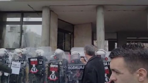 SVI U NAPAD: Demonstranti pozivaju na još nasilja nad policijom (VIDEO) SVI U NAPAD: Demonstranti pozivaju na još nasilja nad policijom (VIDEO)