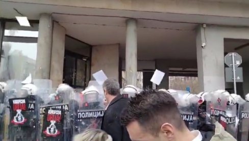 OVO JE DOKAZ DA HOĆE HAOS I NASILJE: Ovako opozicija odgovara na civilizovan poziv vlasti da uđu na sednicu Skupštine Grada Novog Sada OVO JE DOKAZ DA HOĆE HAOS I NASILJE: Ovako opozicija odgovara na civilizovan poziv vlasti da uđu na sednicu Skupštine Grada Novog Sada