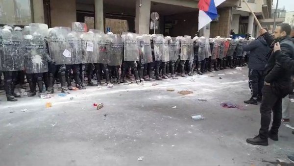 СРАМНЕ СЦЕНЕ У НОВОМ САДУ: Погледајте дивљање демонстраната испред Скупштине града (ВИДЕО) СРАМНЕ СЦЕНЕ У НОВОМ САДУ: Погледајте дивљање демонстраната испред Скупштине града (ВИДЕО)
