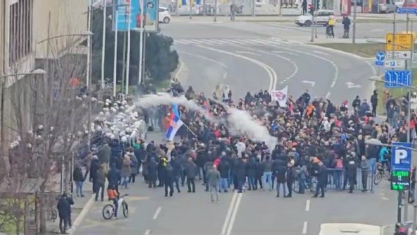 ДЕМОНСТРАНТИ НАПРАВИЛИ ТОТАЛНИ ХАОС: Погледајте како нападају припаднике полиције (ВИДЕО) ДЕМОНСТРАНТИ НАПРАВИЛИ ТОТАЛНИ ХАОС: Погледајте како нападају припаднике полиције (ВИДЕО)