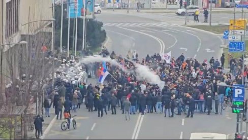 DEMONSTRANTI NAPRAVILI TOTALNI HAOS: Pogledajte kako napadaju pripadnike policije (VIDEO) DEMONSTRANTI NAPRAVILI TOTALNI HAOS: Pogledajte kako napadaju pripadnike policije (VIDEO)