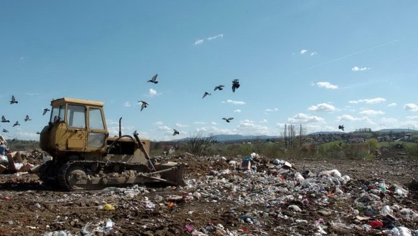 ВАНРЕДНА СИТУАЦИЈА У ВАЉЕВУ: Уведена 24-сата блокада депоније ВАНРЕДНА СИТУАЦИЈА У ВАЉЕВУ: Уведена 24-сата блокада депоније