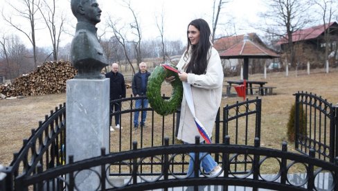 ROĐENDAN OLIMPIJSKOG KOMITETA: Milica Đuričić položila venac na grob osnivača OKS ROĐENDAN OLIMPIJSKOG KOMITETA: Milica Đuričić položila venac na grob osnivača OKS