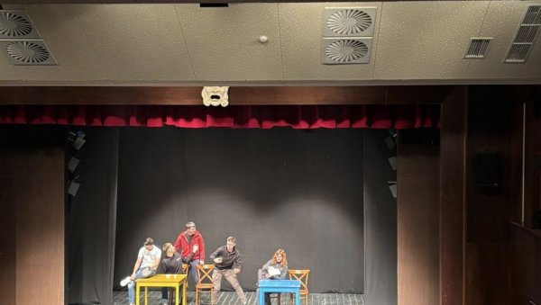 ДРУГИ ПОГЛЕД: Интерактивна представа у сусрет Међународног дана борбе против вршњачког насиља у Врању ДРУГИ ПОГЛЕД: Интерактивна представа у сусрет Међународног дана борбе против вршњачког насиља у Врању