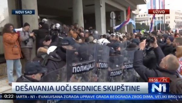 РЕПОРТЕРКА Н1: Упркос нападима на њих, полиција не користи пендреке! (ВИДЕО) РЕПОРТЕРКА Н1: Упркос нападима на њих, полиција не користи пендреке! (ВИДЕО)