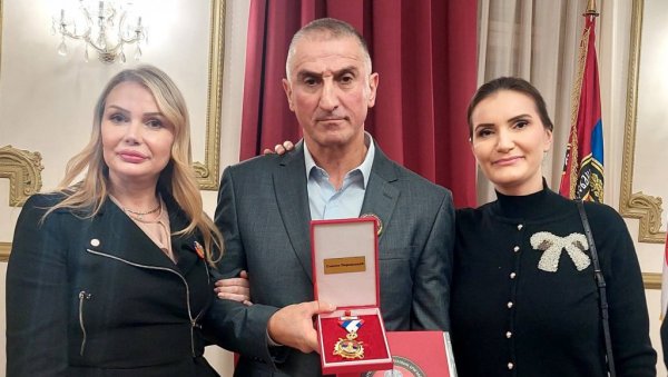 ВЕЛИКАНИ ПАШТРИКА У ПЕСМУ ПРЕТОЧЕНИ: Стихови Славка Перошевића из Шавника чувају успомену на борце 549. Моторизоване бригаде ВЕЛИКАНИ ПАШТРИКА У ПЕСМУ ПРЕТОЧЕНИ: Стихови Славка Перошевића из Шавника чувају успомену на борце 549. Моторизоване бригаде
