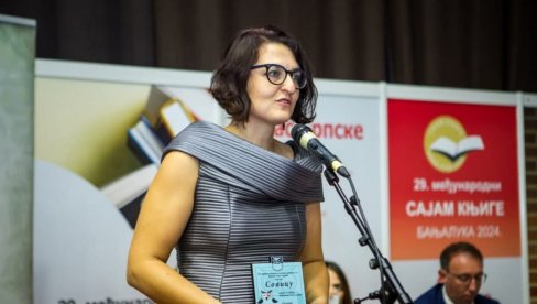 ЉУБАВ СЕ МОРА НЕГОВАТИ: Јелена Калајџија, за “Новости”, о роману “Спајалица, шест сјемена и перо” ЉУБАВ СЕ МОРА НЕГОВАТИ: Јелена Калајџија, за “Новости”, о роману “Спајалица, шест сјемена и перо”