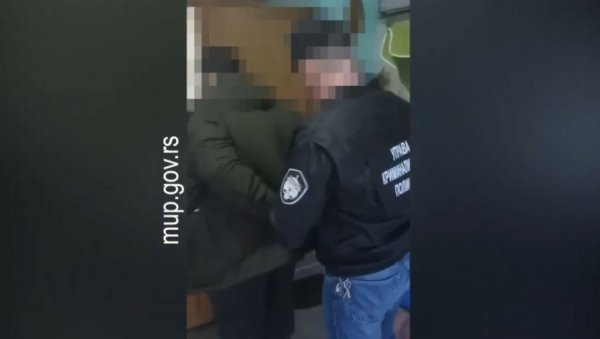 СА ЛИСИЦАМА НА РУКАМА ОДВЕЗЕН У ПОЛИЦИЈУ: Овако је ухапшен бивши председник општине Рековац (ВИДЕО) СА ЛИСИЦАМА НА РУКАМА ОДВЕЗЕН У ПОЛИЦИЈУ: Овако је ухапшен бивши председник општине Рековац (ВИДЕО)