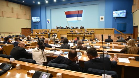 BURNA POLEMIKA NA SEDNICI NARODNE SKUPŠTINE SRPSKE: Usred odbrane RS tema i cena struje BURNA POLEMIKA NA SEDNICI NARODNE SKUPŠTINE SRPSKE: Usred odbrane RS tema i cena struje