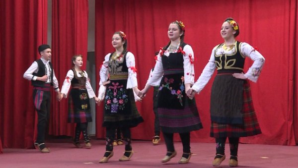 ПОЧЕЛИ „СУСРЕТИ KУЛТУРНО-УМЕТНИЧKИХ ДРУШТАВА ЈАГОДИНЕ”: Надметаће се 12 КУД-ова из Јагодине ПОЧЕЛИ „СУСРЕТИ KУЛТУРНО-УМЕТНИЧKИХ ДРУШТАВА ЈАГОДИНЕ”: Надметаће се 12 КУД-ова из Јагодине