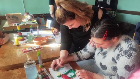 OSLIKAVALI GRNČARIJU: Kreativan dan u paraćinskom Klubu za stare (FOTO) OSLIKAVALI GRNČARIJU: Kreativan dan u paraćinskom Klubu za stare (FOTO)