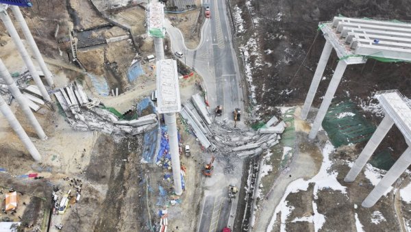 СРУШИО СЕ МОСТ У ЈУЖНОЈ КОРЕЈИ: Људи падали на све стране, четворица погинулих, број жртава може да расте СРУШИО СЕ МОСТ У ЈУЖНОЈ КОРЕЈИ: Људи падали на све стране, четворица погинулих, број жртава може да расте
