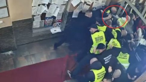 NASILJE OPOZICIJE U ZAJEČARU: Pokušali da upadnu u Gradsku upravu, gađali obezbeđenje jajima i koristili suzavac NASILJE OPOZICIJE U ZAJEČARU: Pokušali da upadnu u Gradsku upravu, gađali obezbeđenje jajima i koristili suzavac