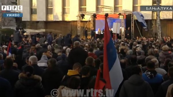ВЕЛИКИ МИТИНГ ПОДРШКЕ ДОДИКУ У БАЊАЛУЦИ: Дошли смо да одбранимо председника и Српску (ВИДЕО) ВЕЛИКИ МИТИНГ ПОДРШКЕ ДОДИКУ У БАЊАЛУЦИ: Дошли смо да одбранимо председника и Српску (ВИДЕО)