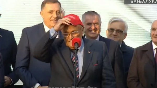 УЧИНИМО СРПСКУ ПОНОВО ВЕЛИКОМ Руди Ђулијани на скупу у Бањалуци ставио качкет: Мој пријатељ Трамп то поштује и цени УЧИНИМО СРПСКУ ПОНОВО ВЕЛИКОМ Руди Ђулијани на скупу у Бањалуци ставио качкет: Мој пријатељ Трамп то поштује и цени