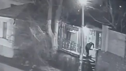 PLAĆEN DA PRAVI HAOS? Čovek pokušao da zapali poštu (VIDEO) PLAĆEN DA PRAVI HAOS? Čovek pokušao da zapali poštu (VIDEO)