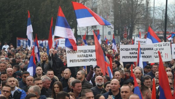 НЕ МОГУ ЦЕЛУ СРПСКУ ДА СТАВЕ У СУДНИЦУ, ПА СУ МЕНЕ ИЗАБРАЛИ: Ниједан наш мушкарац и жена неће отићи у рат - рекао пред 25.000 људи НЕ МОГУ ЦЕЛУ СРПСКУ ДА СТАВЕ У СУДНИЦУ, ПА СУ МЕНЕ ИЗАБРАЛИ: Ниједан наш мушкарац и жена неће отићи у рат - рекао пред 25.000 људи