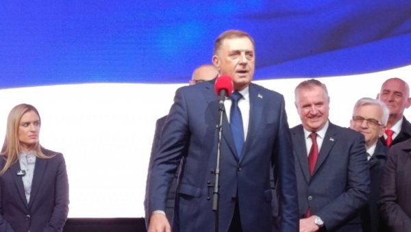 БАЊАЛУКА ГЛАВНИ ГРАД, УКИДА СЕ ВЕЋЕ НАРОДА: Kао одговор на јаке ударе власти у Српској одлучиле да усвоје нови устав БАЊАЛУКА ГЛАВНИ ГРАД, УКИДА СЕ ВЕЋЕ НАРОДА: Kао одговор на јаке ударе власти у Српској одлучиле да усвоје нови устав