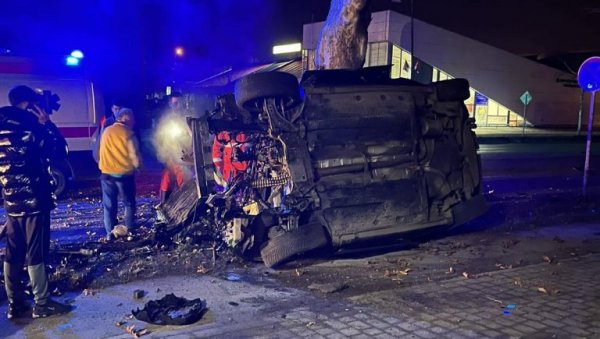 ПОГИНУО ВОЗАЧ АУДИЈА: Саобраћајна несрећа у Зрењанину, повређена девојка ПОГИНУО ВОЗАЧ АУДИЈА: Саобраћајна несрећа у Зрењанину, повређена девојка