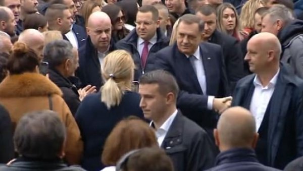 ПРЕСУДА МИЛОРАДУ ДОДИКУ: Да ли је ово крај мира на Балкану? Да ли Запад поново доноси или изазива рат?! (ВИДЕО) ПРЕСУДА МИЛОРАДУ ДОДИКУ: Да ли је ово крај мира на Балкану? Да ли Запад поново доноси или изазива рат?! (ВИДЕО)