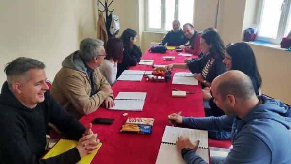 СПРЕМА СЕ КУЋА У БАЊАЛУЦИ: Почеле пробе нове представе у режији Николе Пејаковића СПРЕМА СЕ КУЋА У БАЊАЛУЦИ: Почеле пробе нове представе у режији Николе Пејаковића