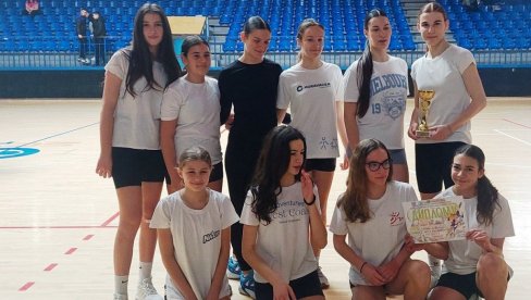“STEVANIĆI“ NAJBOLJI: U Paraćinu održano Opštinsko takmičenje u rukometu (FOTO) “STEVANIĆI“ NAJBOLJI: U Paraćinu održano Opštinsko takmičenje u rukometu (FOTO)