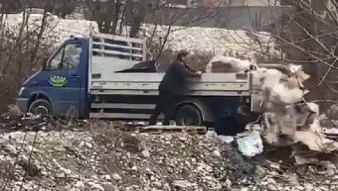 INCIDENT U PRIJEPOLJU: Komunalni otpad pravo u korito reke Mileševke (VIDEO) INCIDENT U PRIJEPOLJU: Komunalni otpad pravo u korito reke Mileševke (VIDEO)