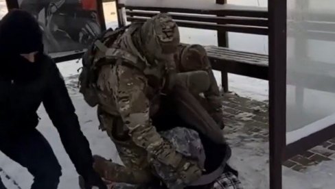 HAPŠENJEM SPREČEN TERORISTIČKI NAPAD FSB: U Rusiji osujećena ukrajinska zavera, zaplenjeni Molotovljevi kokteli (VIDEO) HAPŠENJEM SPREČEN TERORISTIČKI NAPAD FSB: U Rusiji osujećena ukrajinska zavera, zaplenjeni Molotovljevi kokteli (VIDEO)