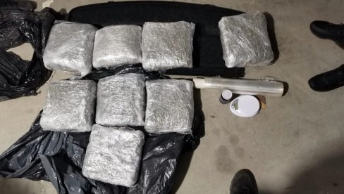 ZAPLENJENO 8,6 KG MARIHUANE I 49 GRAMA KOKAINA: Uhapšen muškarac u Subotici ZAPLENJENO 8,6 KG MARIHUANE I 49 GRAMA KOKAINA: Uhapšen muškarac u Subotici