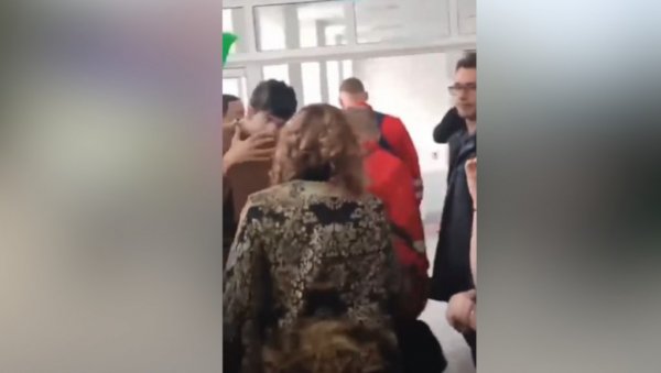 ТЕРОР ЂАКА НАД ДИРЕКТОРКОМ ПЕТЕ БЕОГРАДСКЕ ГИМНАЗИЈЕ Вучић објавио снимак: Један од најјезивијих сведочанстава српске данашњице (ВИДЕО) ТЕРОР ЂАКА НАД ДИРЕКТОРКОМ ПЕТЕ БЕОГРАДСКЕ ГИМНАЗИЈЕ Вучић објавио снимак: Један од најјезивијих сведочанстава српске данашњице (ВИДЕО)