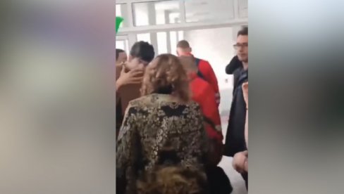TEROR ĐAKA NAD DIREKTORKOM PETE BEOGRADSKE GIMNAZIJE Vučić objavio snimak: Jedan od najjezivijih svedočanstava srpske današnjice (VIDEO) TEROR ĐAKA NAD DIREKTORKOM PETE BEOGRADSKE GIMNAZIJE Vučić objavio snimak: Jedan od najjezivijih svedočanstava srpske današnjice (VIDEO)