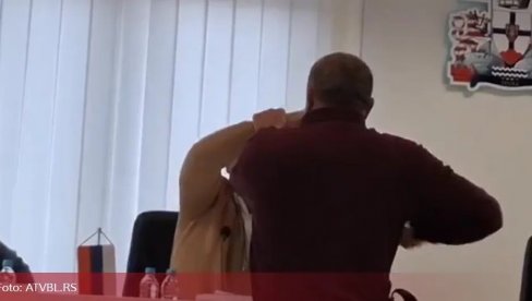 BURNO NA SEDNICAMA SKUPŠTINA U DVE OPŠTINE U HERCEGOVINI: U Gacku pala skupštinska većina, u Bileći ponovo cirkus BURNO NA SEDNICAMA SKUPŠTINA U DVE OPŠTINE U HERCEGOVINI: U Gacku pala skupštinska većina, u Bileći ponovo cirkus