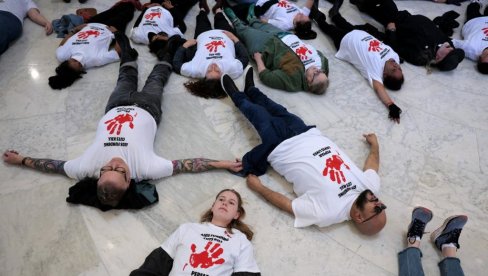 IMATE KRV NA SVOJIM RUKAMA Isti simboli uposlenika USAID-a i opozicije i studenata u Srbiji! (VIDEO) IMATE KRV NA SVOJIM RUKAMA Isti simboli uposlenika USAID-a i opozicije i studenata u Srbiji! (VIDEO)