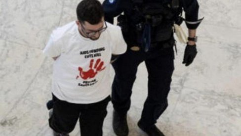 PRIMEĆUJETE NEŠTO? Uhapšeno 20 demonstranata u zgradi Kongresa u SAD, protestovali sa krvavim rukama PRIMEĆUJETE NEŠTO? Uhapšeno 20 demonstranata u zgradi Kongresa u SAD, protestovali sa krvavim rukama