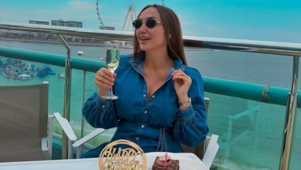У СОБИ ИХ ДОЧЕКАЛО ИЗНЕНАЂЕЊЕ: Гога Секулић прославила 48. рођендан са сином у Дубаију (ФОТО) У СОБИ ИХ ДОЧЕКАЛО ИЗНЕНАЂЕЊЕ: Гога Секулић прославила 48. рођендан са сином у Дубаију (ФОТО)