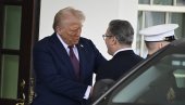 ТРАМП ОСРАМОТИО КИРА СТРАМЕРА: Сви гледају у британску заставу, да ли је ово случајно? ТРАМП ОСРАМОТИО КИРА СТРАМЕРА: Сви гледају у британску заставу, да ли је ово случајно?