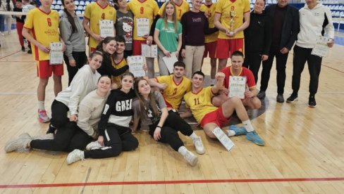 PRVO MESTO NA OKRUŽNOM TAKMIČENJU: Uspeh odbojkaša i odbojkašica gimnazije u Vranju PRVO MESTO NA OKRUŽNOM TAKMIČENJU: Uspeh odbojkaša i odbojkašica gimnazije u Vranju