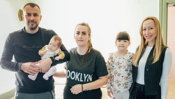 ДАРОВИ ЗА ПРВОРОЂЕНУ БЕБУ: Градоначелница Вршца посетила једномесечну Касију ДАРОВИ ЗА ПРВОРОЂЕНУ БЕБУ: Градоначелница Вршца посетила једномесечну Касију