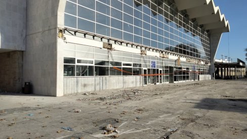 ПОНОВО ПАЛА ОПТУЖНИЦА ЗА ПАД НАДСТРЕШНИЦЕ: Ко треба да гони ТОК или ВЈТ?