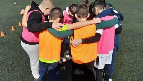 DANAS JE DAN RETKIH BOLESTI: Mali fudbaleri iz Vranja šalju veliki zagrljaj podrške obolelim drugarima DANAS JE DAN RETKIH BOLESTI: Mali fudbaleri iz Vranja šalju veliki zagrljaj podrške obolelim drugarima